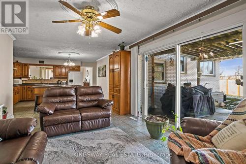 121 Oak Street W, Leamington, ON - Indoor Photo Showing Living Room