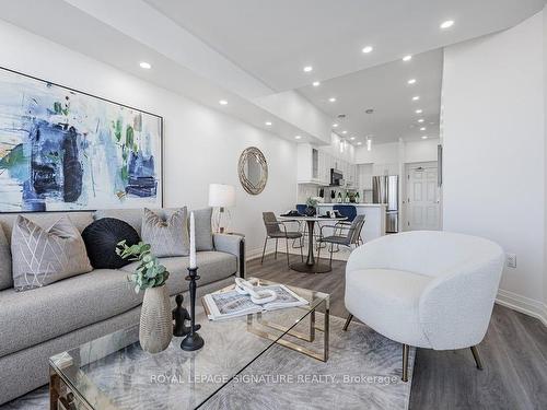 1005-284 Bloor St W, Toronto, ON - Indoor Photo Showing Living Room