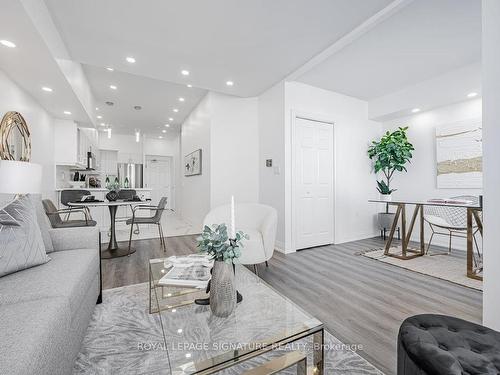 1005-284 Bloor St W, Toronto, ON - Indoor Photo Showing Living Room