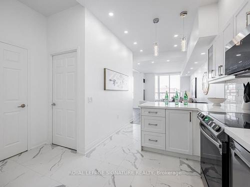 1005-284 Bloor St W, Toronto, ON - Indoor Photo Showing Kitchen