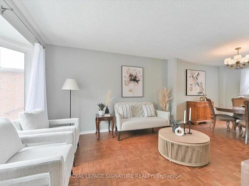 4273 Credit Pointe Dr, Mississauga, ON - Indoor Photo Showing Living Room