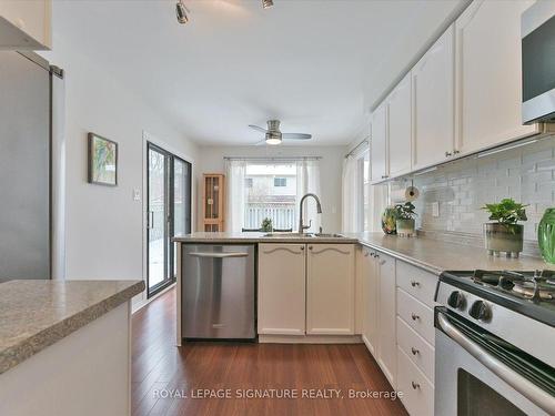 4273 Credit Pointe Dr, Mississauga, ON - Indoor Photo Showing Kitchen With Double Sink With Upgraded Kitchen