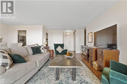 1414 - 500 Green Road, Hamilton, ON - Indoor Photo Showing Living Room