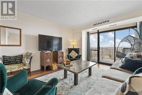 1414 - 500 Green Road, Hamilton, ON - Indoor Photo Showing Living Room