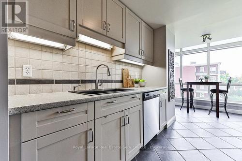 514 - 430 Pearl Street, Burlington (Brant), ON - Indoor Photo Showing Kitchen With Double Sink