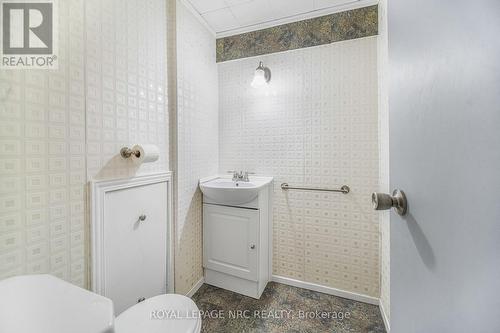 22 Rosemount Avenue, St. Catharines (442 - Vine/Linwell), ON - Indoor Photo Showing Bathroom