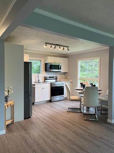 84 Albin Avenue W, Onanole, MB - Indoor Photo Showing Kitchen