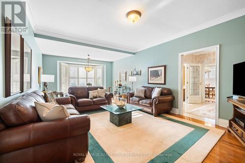 70 Leggett Avenue, Toronto, ON - Indoor Photo Showing Living Room