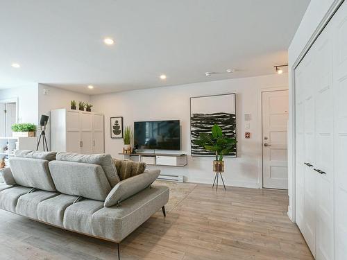 Living room - 209-984 Rue Notre-Dame, Repentigny (Repentigny), QC - Indoor Photo Showing Living Room