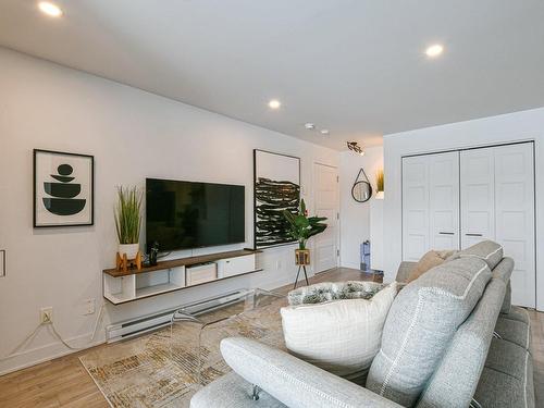 Living room - 209-984 Rue Notre-Dame, Repentigny (Repentigny), QC - Indoor Photo Showing Living Room