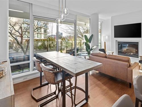 302-708 Burdett Ave, Victoria, BC - Indoor Photo Showing Living Room With Fireplace