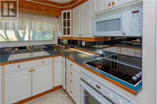 511 Ferndale Court, London, ON - Indoor Photo Showing Kitchen With Double Sink