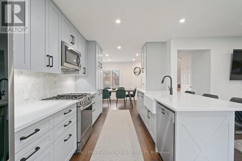 92 Smith Drive, Halton Hills, ON - Indoor Photo Showing Kitchen With Upgraded Kitchen