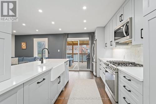 92 Smith Drive, Halton Hills, ON - Indoor Photo Showing Kitchen With Upgraded Kitchen