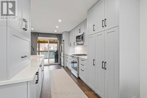 92 Smith Drive, Halton Hills, ON - Indoor Photo Showing Kitchen With Upgraded Kitchen