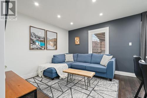 92 Smith Drive, Halton Hills, ON - Indoor Photo Showing Living Room