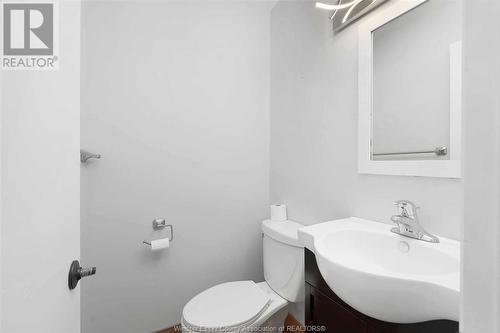 23 Argyle, Chatham, ON - Indoor Photo Showing Bathroom