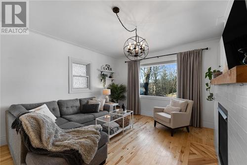 2576 Crown Ridge Road, Sudbury, ON - Indoor Photo Showing Living Room