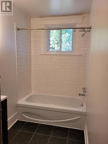 184 Penrose Street, Sarnia, ON - Indoor Photo Showing Bathroom