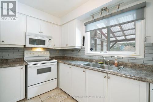 15 Oakington Place, Mississauga, ON - Indoor Photo Showing Kitchen With Double Sink