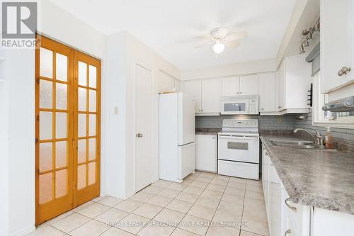 15 Oakington Place, Mississauga, ON - Indoor Photo Showing Kitchen With Double Sink