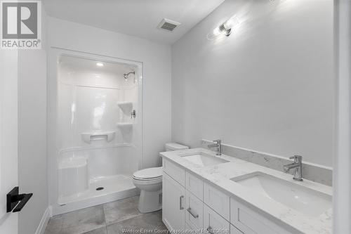 597 Keil Trail North, Chatham, ON - Indoor Photo Showing Bathroom