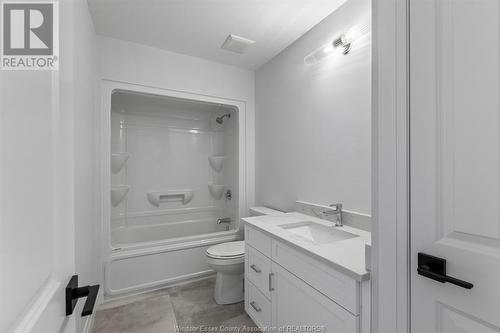 597 Keil Trail North, Chatham, ON - Indoor Photo Showing Bathroom