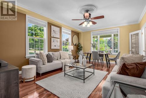 99 Brock Street E, Uxbridge, ON - Indoor Photo Showing Living Room