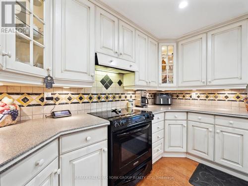 18 Mowatt Court, Markham, ON - Indoor Photo Showing Kitchen