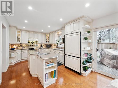 18 Mowatt Court, Markham, ON - Indoor Photo Showing Kitchen