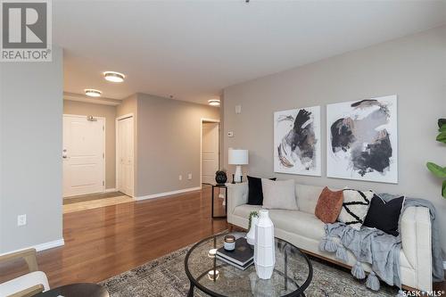 506 902 Spadina Crescent E, Saskatoon, SK - Indoor Photo Showing Living Room