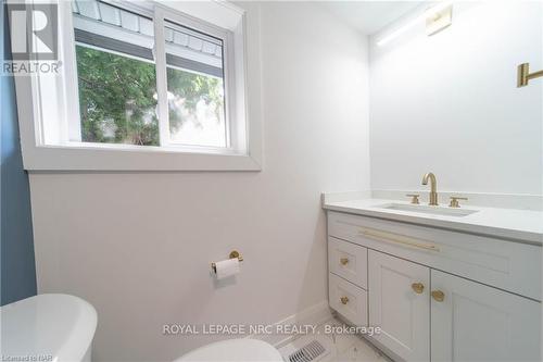 6611 O'Neil Street, Niagara Falls (206 - Stamford), ON - Indoor Photo Showing Bathroom