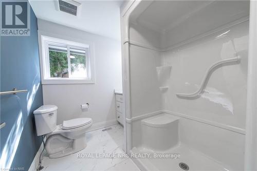 6611 O'Neil Street, Niagara Falls (206 - Stamford), ON - Indoor Photo Showing Bathroom