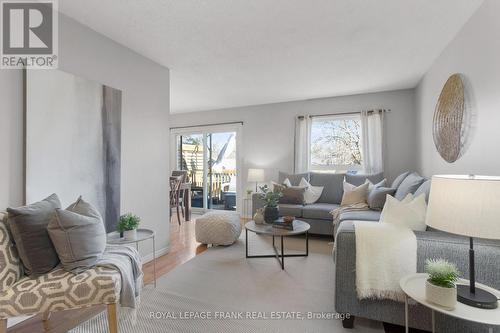 203 Lichen Crescent, Oshawa (Mclaughlin), ON - Indoor Photo Showing Living Room