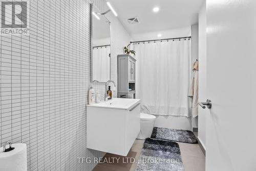 810 - 2720 Dundas Street W, Toronto (Junction Area), ON - Indoor Photo Showing Bathroom