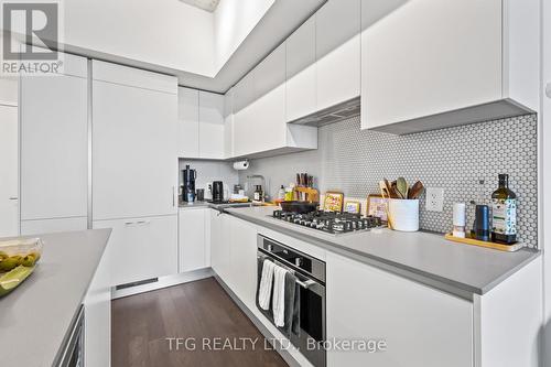 810 - 2720 Dundas Street W, Toronto (Junction Area), ON - Indoor Photo Showing Kitchen