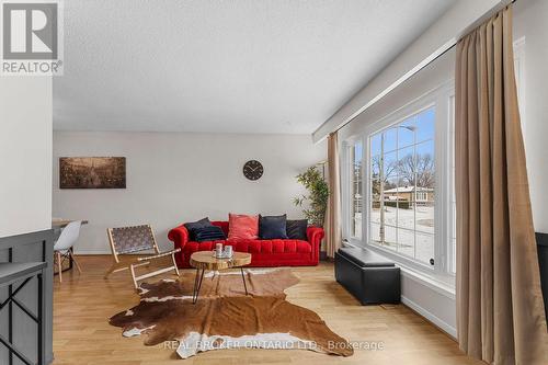 42 Blackwater Crescent, Toronto, ON - Indoor Photo Showing Living Room