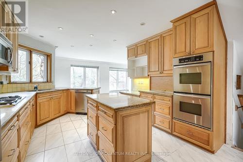 1340 Contour Drive, Mississauga, ON - Indoor Photo Showing Kitchen