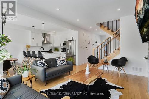 136 Robin Easey Avenue, Ottawa, ON - Indoor Photo Showing Living Room