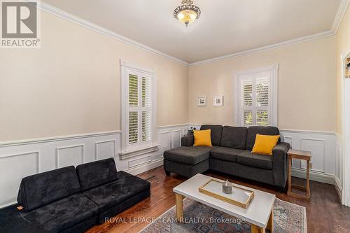 472 Fred Street, North Dundas, ON - Indoor Photo Showing Living Room