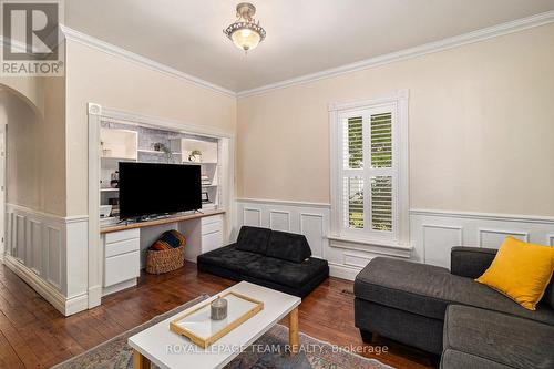 472 Fred Street, North Dundas, ON - Indoor Photo Showing Living Room