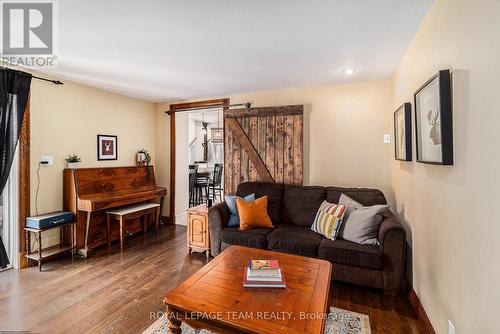 472 Fred Street, North Dundas, ON - Indoor Photo Showing Living Room