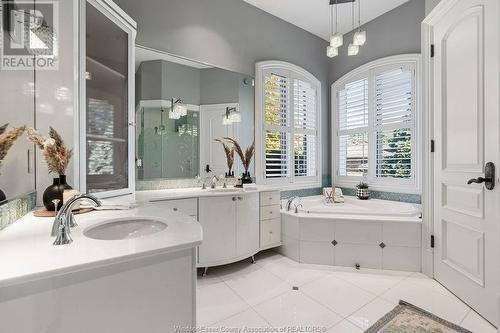 450 Seacliff Drive West, Leamington, ON - Indoor Photo Showing Bathroom