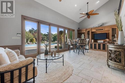 450 Seacliff Drive West, Leamington, ON - Indoor Photo Showing Living Room