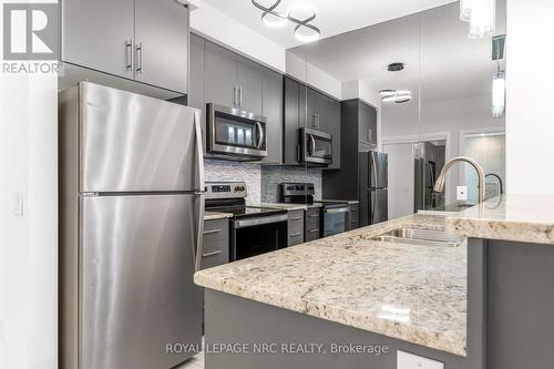 428 - 16 Concord Place, Grimsby (540 - Grimsby Beach), ON - Indoor Photo Showing Kitchen With Stainless Steel Kitchen With Upgraded Kitchen