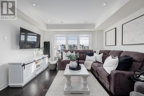 22 King William Way, Clarington, ON - Indoor Photo Showing Living Room