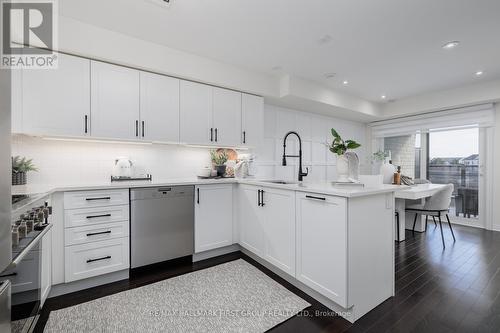 22 King William Way, Clarington, ON - Indoor Photo Showing Kitchen With Upgraded Kitchen