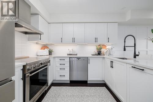 22 King William Way, Clarington, ON - Indoor Photo Showing Kitchen With Upgraded Kitchen