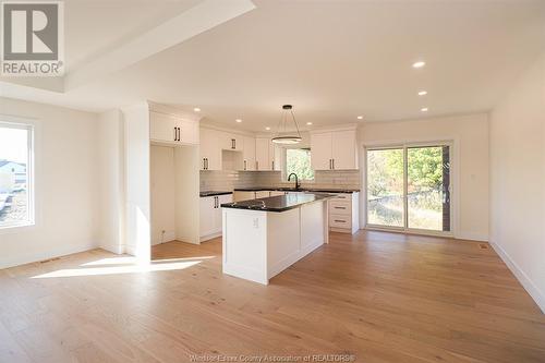 135 Valencia Drive, Chatham, ON - Indoor Photo Showing Kitchen