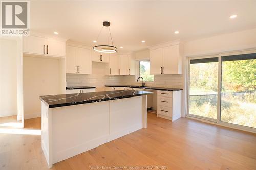 135 Valencia Drive, Chatham, ON - Indoor Photo Showing Kitchen With Upgraded Kitchen